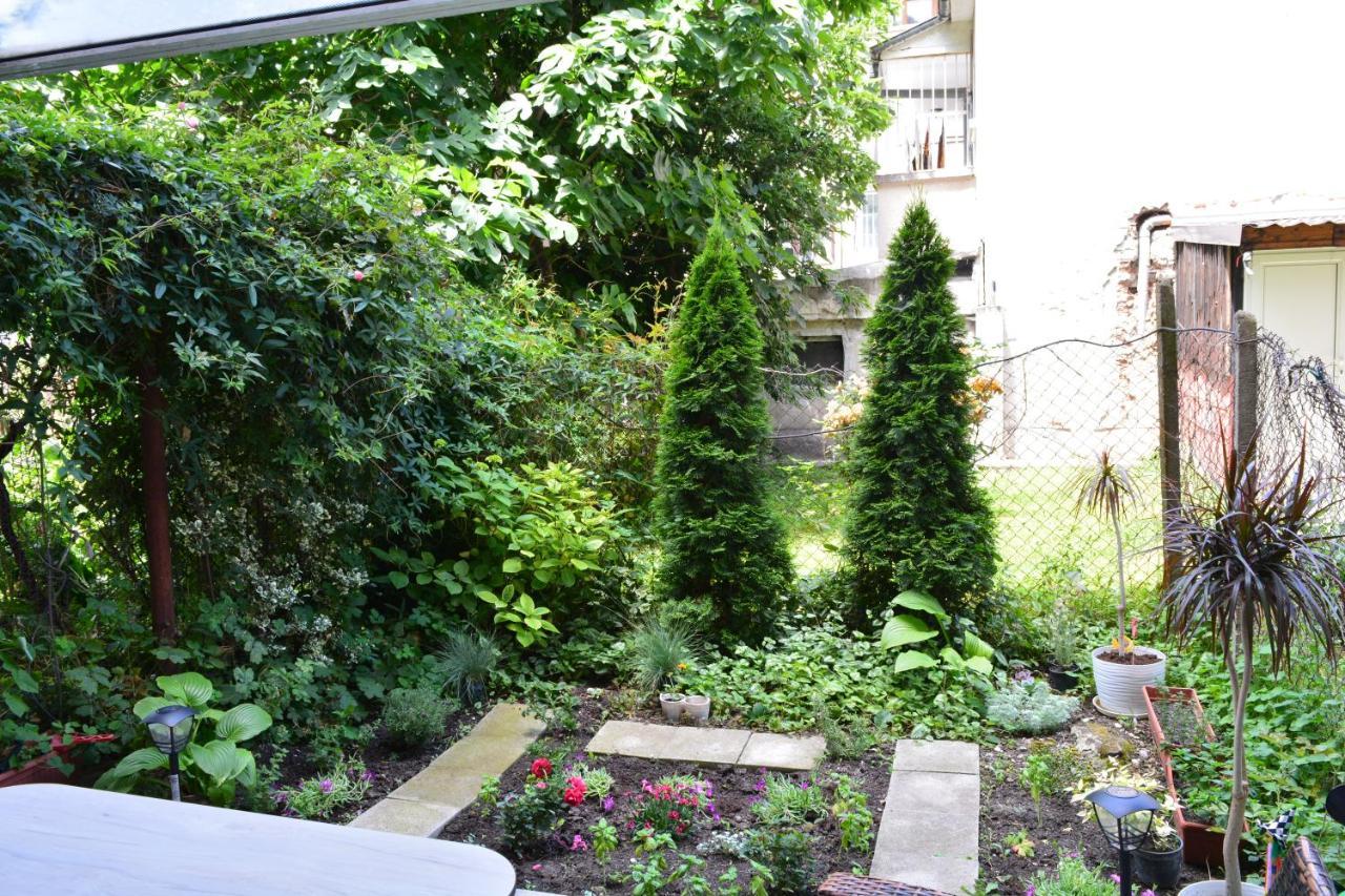 Center With A Backyard דירה *